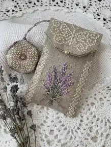 Готовий вишитий чохол для ножиць та декоративний маячок з набору Needle Art Лавандові Сни на фоні вінтажного мережива та гілочок сухої лаванди — купити в Crazy Cross Stitch.