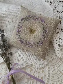 Готова вишита гольниця квадратної форми з набору Needle Art Лавандові Сни, прикрашена бісерним вінком та метеликом на фоні вінтажного мережива — купити в Crazy Cross Stitch