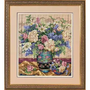 Готова вишита картина хрестиком за набором Dimensions 35163 "Oriental Splendor" (Східна розкіш). Класичний квітковий натюрморт із пишними півоніями, ліліями та трояндами у чорній східній вазі з бірюзовим розписом, що стоїть на золотистій тканині.