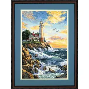 Готова вишита картина хрестиком за набором Dimensions 03895 "Rocky Point" (Скелястий берег). Величний морський пейзаж із високим маяком на кам'янистих скелях, про які розбиваються бурхливі океанські хвилі, на тлі золотистого заходу сонця та чайок у небі