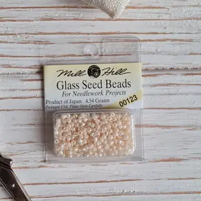 Круглий скляний бісер Glass Seed Beads Mill Hill 00123 колір Cream (кремовий). Високоякісний калібрований бісер розміру 11/0 для преміальної вишивки хрестиком, художнього оздоблення та рукоділля в інтернет-магазині Crazy Cross Stitch.