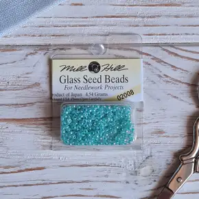 Оригінальний скляний бісер для вишивки Mill Hill Glass Seed Beads 11/0 артикул 02008 ніжного блакитно-бірюзового відтінку у фірмовому блістері (4,54 г), що забезпечує еталонну якість та бездоганний вигляд рукодільних проектів, представлений в інтернет-магазині Crazy Cross Stitch