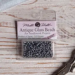 Упаковка оригінального скляного каліброваного бісеру Mill Hill 03007 серії Antique Glass Beads із вінтажним фінішем для вишивання — купити матеріали для рукоділля в інтернет-магазині Crazy Cross Stitch