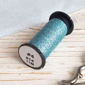Металізована нитка Kreinik Very Fine #4 Braid кольору 014 (Sky Blue) на котушці для вишивання та декоративного оздоблення