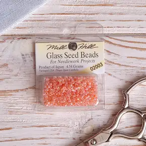 Оригінальний скляний бісер для вишивки Mill Hill Glass Seed Beads 11/0 артикул 02003 ніжного пастельно-рожевого відтінку у фірмовому блістері (4,54 г), що забезпечує еталонну якість та бездоганний вигляд рукодільних проектів, представлений в інтернет-магазині Crazy Cross Stitch