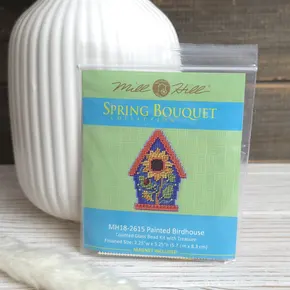 Набір для вишивання з магнітом Mill Hill Розмальована шпаківня (Painted Birdhouse), новинка 2026 року. Комплект включає бісер, муліне, перфорований папір блакитного кольору, фігурний трежер та магнітну основу