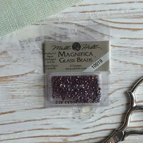 Оригінальний преміальний бісер Magnifica Glass Beads Mill Hill 10019. Високоякісний калібрований скляний бісер ідеальної циліндричної форми для вишивання хрестиком, створення прикрас та рукоділля. Купити бісер Мілл Хілл 10019 в інтернет-магазині матеріалів для вишивки