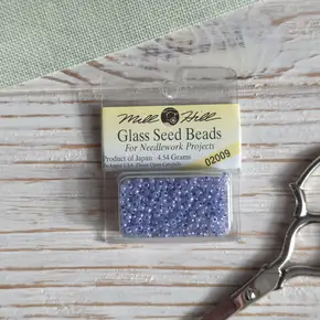 Оригінальний скляний бісер для вишивки Mill Hill Glass Seed Beads 11/0 артикул 02009 ніжного лавандово-синього відтінку у фірмовому блістері (4,54 г), що забезпечує еталонну якість та бездоганний вигляд рукодільних проектів, представлений в інтернет-магазині Crazy Cross Stitch
