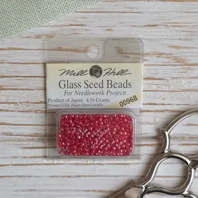 Оригінальний скляний бісер для вишивки Mill Hill Glass Seed Beads 11/0 артикул 00968 яскравого рожево-малинового відтінку у фірмовому блістері (4,54 г), що забезпечує еталонну якість та бездоганний вигляд рукодільних проектів, представлений в асортименті інтернет-магазину Crazy Cross Stitch