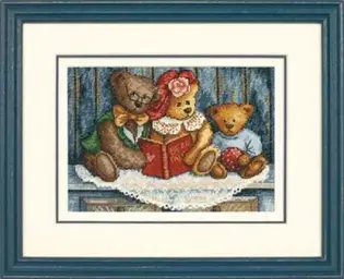 Готова вишита картина хрестиком за набором Dimensions 65054 "Bear Tales" (Ведмежі казки). На малюнку зображена родина з трьох плюшевих ведмедиків на мереживній серветці: один у червоному капелюшку читає книгу, інший в окулярах та маленький ведмедик із м'ячем. Робота виконана на дрібній канві Aida 18 кольору слонової кістки