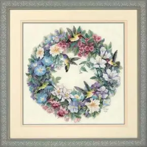 Готова вишита картина хрестиком за набором Dimensions 35132 "Hummingbird Wreath" (Вінок з колібрі). Вишуканий круглий квітковий вінок із ліліями, дзвіночками та трояндами, навколо якого зображені яскраві колібрі в польоті. Робота виконана на дрібній канві Aida 18 кольору слонової кістки з використанням технік лічильного хреста та напівхреста