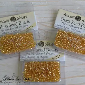 Оригінальний скляний бісер для вишивки Mill Hill Glass Seed Beads 11/0 артикул 02011 насиченого золотисто-жовтого відтінку у фірмовому блістері (4,54 г), що гарантує еталонну якість та бездоганний вигляд рукодільних виробів, представлений в асортименті інтернет-магазину Crazy Cross Stitch