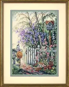 Готова вишита картина хрестиком за набором Dimensions 35144 "Sweetheart's Gate" (Хвіртка закоханих). Романтичний весняний пейзаж із білою дерев'яною хвірткою з вирізьбленим сердечком, пишними кущами бузку, рожевими трояндами, кам'яною доріжкою та шпаківнею. Робота виконана технікою лічильного хреста на світлій канві Aida 14.
