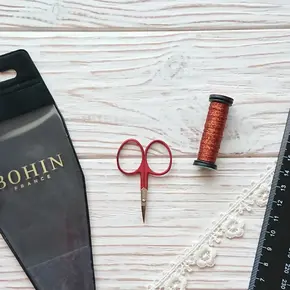 Мініатюрні ножиці для рукоділля Bohin Міні Red Soft Touch 5,5 см (24315) червоного кольору з матовим покриттям поруч із котушкою ниток та фірмовим пакуванням — купити професійні інструменти для вишивання в інтернет-магазині Crazy Cross Stitch
