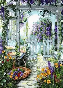 Готова вишита картина хрестиком за набором Dimensions 13692 "Garden Gate" (Садова хвіртка). Сонячний літній пейзаж із блакитною дерев’яною хвірткою під перголою, обвитою фіолетовою гліцинією, кам’яною доріжкою, кошиком квітів та жовтими ліліями на передньому плані. Робота виконана технікою лічильного хреста на білій канві Aida 14