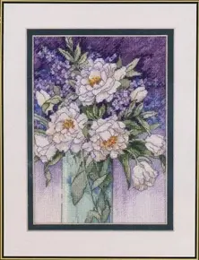 Готова вишита картина хрестиком за набором Dimensions 65074 "White Peonies" (Білі півонії). Вишуканий букет білих півоній у прозорій скляній вазі на глибокому фіолетово-пурпуровому фоні, виконаний технікою лічильного хреста та напівхреста на дрібній канві Aida 18.
