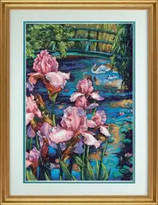 Готова вишита картина хрестиком за набором Dimensions 70-35264 "Iris and Swan" (Іриси і лебідь). Мальовничий пейзаж у стилі імпресіонізму: великі розкішні рожеві іриси на передньому плані, родина білих лебедів на ставку з лататтям та зелений місток у тіні дерев на фоні. Робота виконана на канві Aida 16 з використанням лічильного хреста та напівхреста