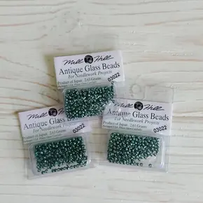 Оригінальний антикварний бісер для вишивки Mill Hill Antique Glass Beads 11/0 артикул 03022 насиченого темно-зеленого відтінку у фірмовому блістері (2,63 г), що представлений в інтернет-магазині Crazy Cross Stitch