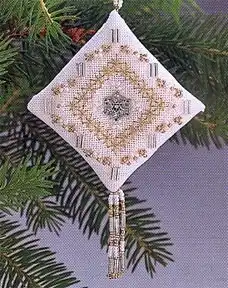 Готова вишита новорічна іграшка з набору Mill Hill MHTD6 Кришталева сніжинка (Crystal Snowflake) у формі ромба із золотими візерунками, бісерною китицею та скляною серединкою на гілці зеленої ялинки — купити набори для рукоділля в Crazy Cross Stitch.