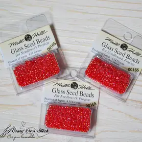 Оригінальний скляний бісер для вишивки Mill Hill Glass Seed Beads 11/0 артикул 00165 яскравого червоного відтінку у фірмовому блістері (4,54 г), що забезпечує еталонну якість та бездоганний вигляд рукодільних проектів, представлений в асортименті інтернет-магазину Crazy Cross Stitch