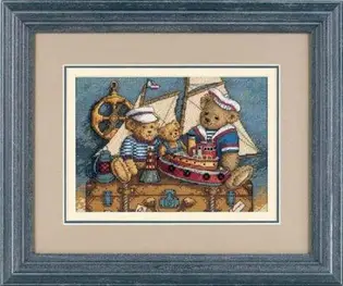 Готова вишита картина хрестиком за набором Dimensions 06994 "Ahoy! Bears" (Ахою! Ведмеді). Сюжет із двома чарівними ведмедиками-матросами на старовинній скрині з іграшковим кораблем, буксиром та штурвалом на фоні, виконаний технікою лічильного хреста на блакитній канві Aida 18