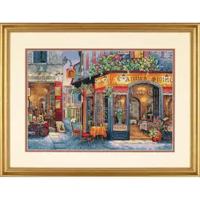 отова вишита картина хрестиком за набором Dimensions 35224 "European Bistro" (Європейське бістро). Деталізований вечірній міський пейзаж: затишне яскраво освітлене кафе-тратторія на старовинній брукованій вулиці, поруч крамниця художника з виставленими картинами, ретро-велосипед біля входу та балкони, вкриті квітами. Робота виконана технікою лічильного хреста на сіро-блакитній канві Aida 16.