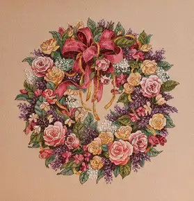 Готова вишита картина хрестиком за набором Dimensions 03837 "Wreath of Roses" (Вінок з троянд). Величний круглий квітковий вінок із реалістичних рожевих, персикових та жовтих троянд, прикрашений великим темно-червоним бантом із золотим краєм. Робота виконана технікою лічильного хреста на тканині рівномірного переплетення Evenweave 28 у пастельних тонах.