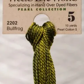 Муліне Weeks Dye Works Pearl Cottons #5 2202 Bullfrog — високоякісні нитки для вишивки хрестиком та декоративної ручної роботи, насичений зелений відтінок для детальних стібків