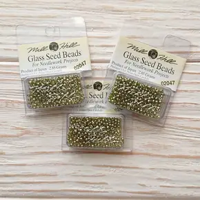 Оригінальний скляний бісер для вишивки Mill Hill Glass Seed Beads 11/0 артикул 02047 у фірмовому блістері, що забезпечує неперевершену якість та довговічність ваших творчих робіт, представлений в асортименті інтернет-магазину Crazy Cross Stitch.