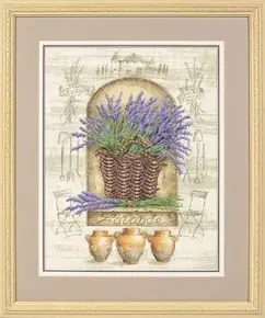 Готова вишита картина за набором Dimensions 35071 "French Lavender" (Французька лаванда). Пишний букет фіолетової лаванди у плетеному кошику та три теракотові глечики на фоні затишної французької вілли в стилі прованс, вишиті технікою лічильного хреста та напівхреста на канві Aida 14